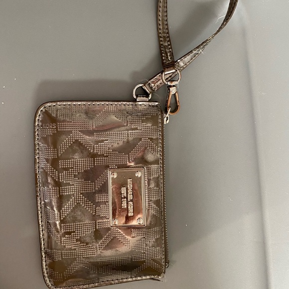 Michael Kors wristlet - Picture 1 of 3